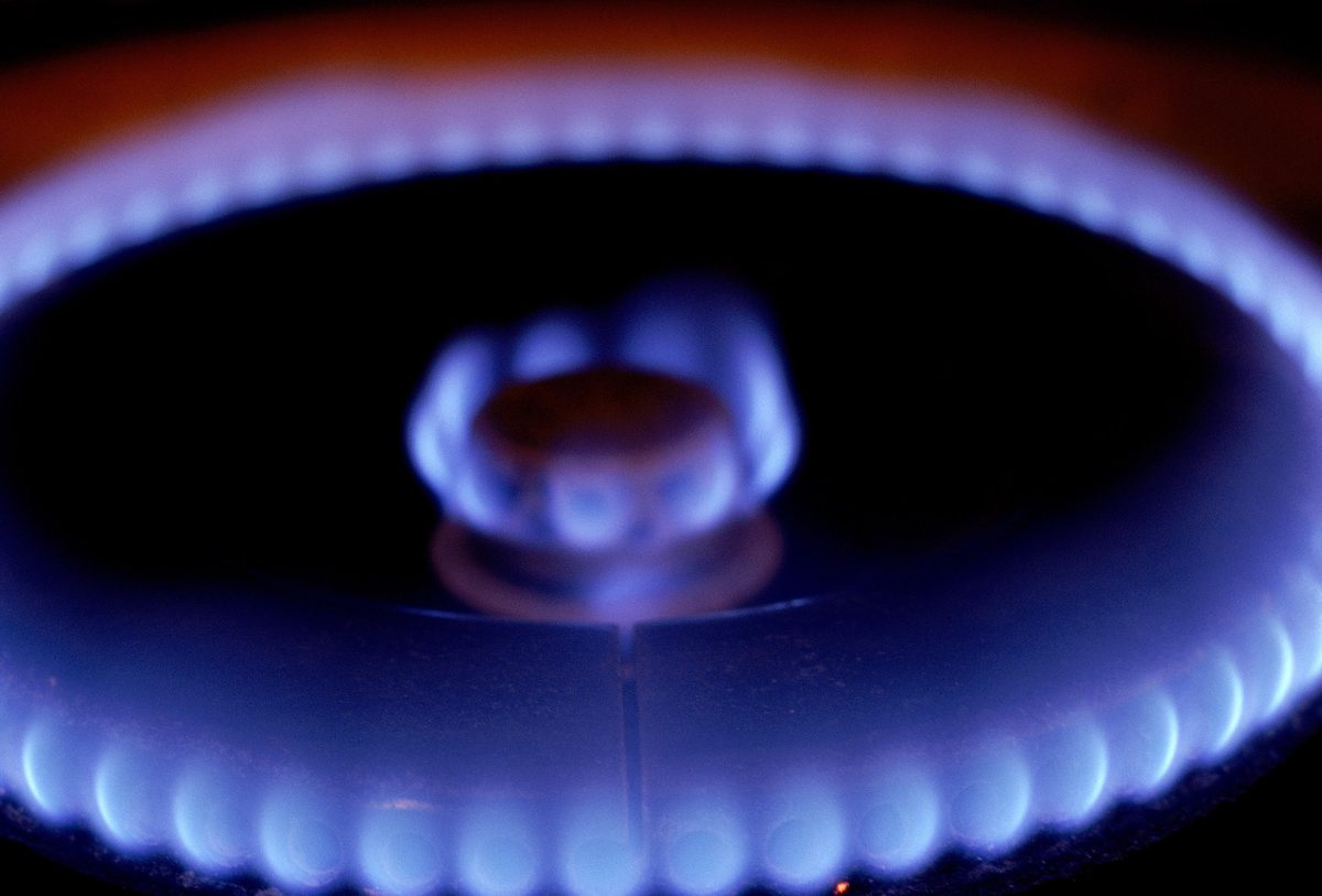 Tændt gasblus på gaskomfur